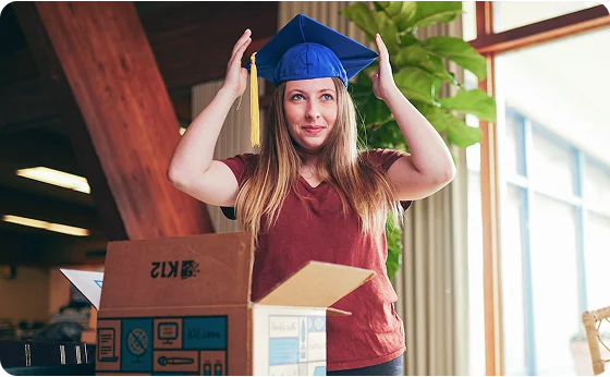 chica con sombrero de graduada
