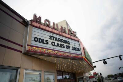 Marquesina de teatro vintage en la que se lee "Starring ODLS Class of 2025" con bombillas brillantes.
