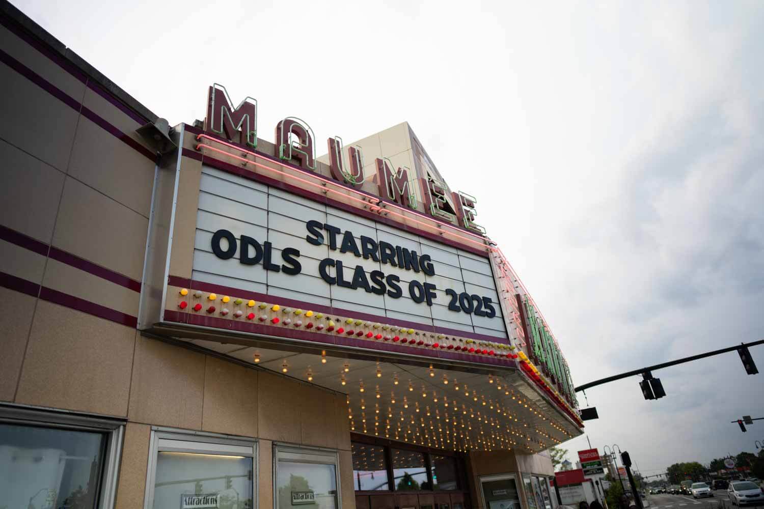 Marquesina de teatro vintage en la que se lee "Starring ODLS Class of 2025" con bombillas brillantes.