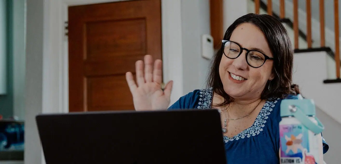 Profesora trabajando con su portátil