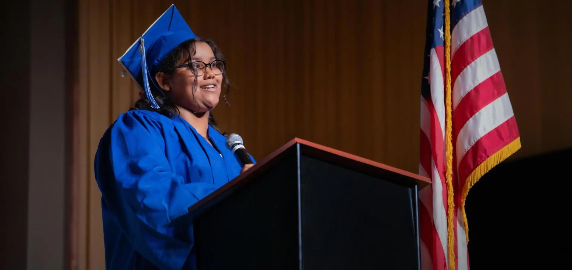 Alumno graduado pronunciando un discurso en la ceremonia de graduación
