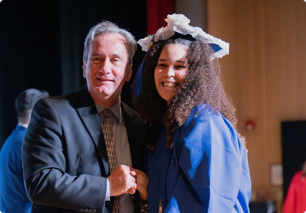 Estudiante graduado con un profesor