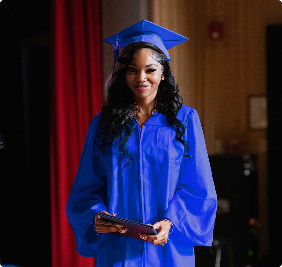 Estudiante graduada en su ceremonia de graduación