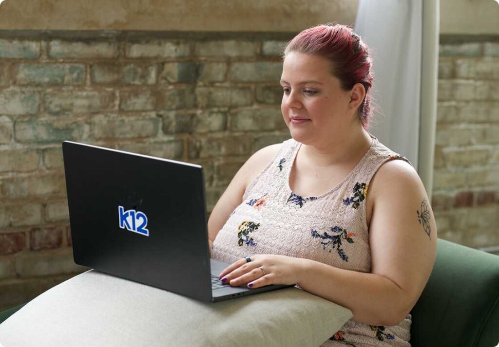 estudiante trabajando en su portátil 