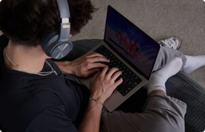 niño escribiendo en el portátil