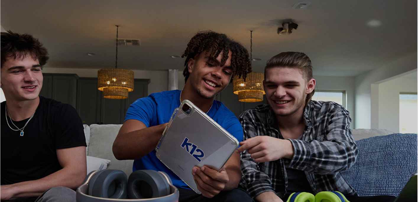 Estudiantes utilizando su tableta