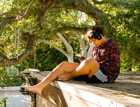 niño escuchando música