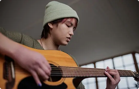 niño tocando la guitarra