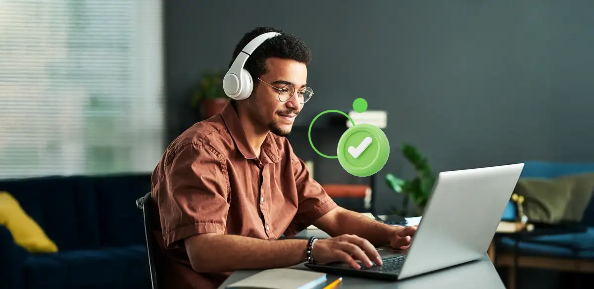 Estudiante con auriculares blancos