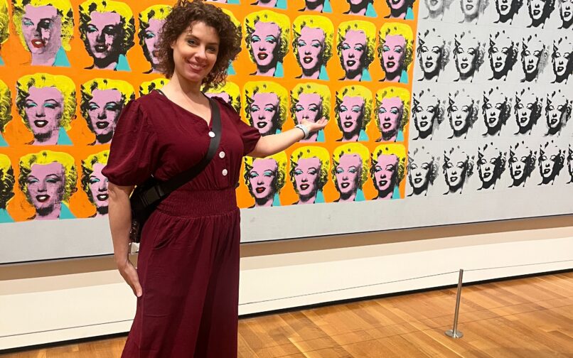 Un profesor de ODLS de pie delante de una obra de Andy Warhol.