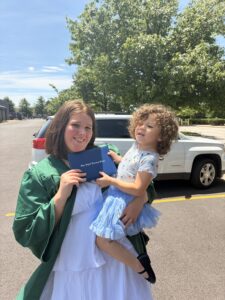 Madalyn, con su hija en brazos, en la ceremonia de graduación del ODLS de su instituto.