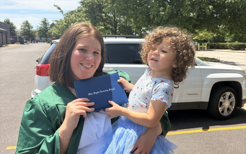 Madalyn, con su hija en brazos, en la ceremonia de graduación del ODLS de su instituto.