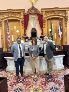 Descubre cómo dos docentes de la Ohio Digital Learning School visitaron el Parlamento de Ohio para reunirse con los legisladores, conocer el proceso legislativo del estado y defender las necesidades de los alumnos que cursan estudios a distancia.