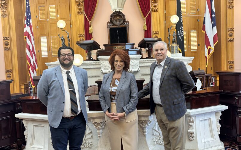 Descubre cómo dos docentes de la Ohio Digital Learning School visitaron el Parlamento de Ohio para reunirse con los legisladores, conocer el proceso legislativo del estado y defender las necesidades de los alumnos que cursan estudios a distancia.